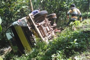 Diduga tidak kuat menahan beban, Truk Bermuatan PasirTersungkur